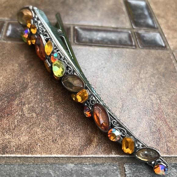 New without tags bejeweled hair clip with teeth to keep in place - Picture 2 of 9